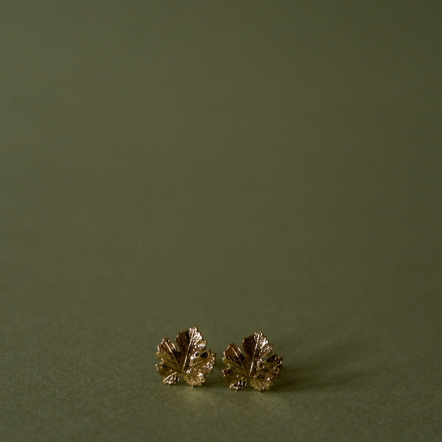 Boucles d'Oreilles Puces Héra Or Feuilles Boucles d'Oreilles Monsieur Simone