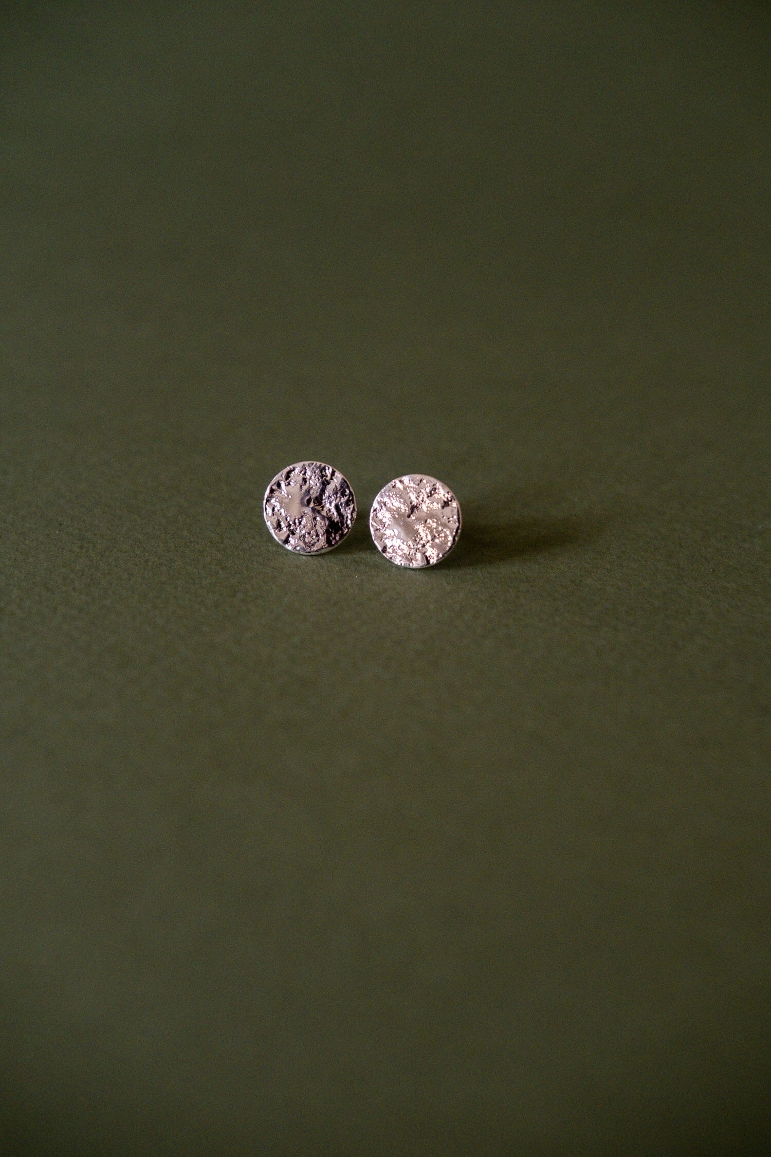 Boucles d'Oreilles Puces Hestia Argent Ronds Martelés Boucles d'Oreilles Monsieur Simone