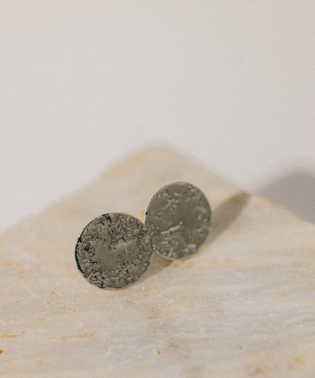 Boucles d'Oreilles Puces Hestia Argent Ronds Martelés Boucles d'Oreilles Monsieur Simone