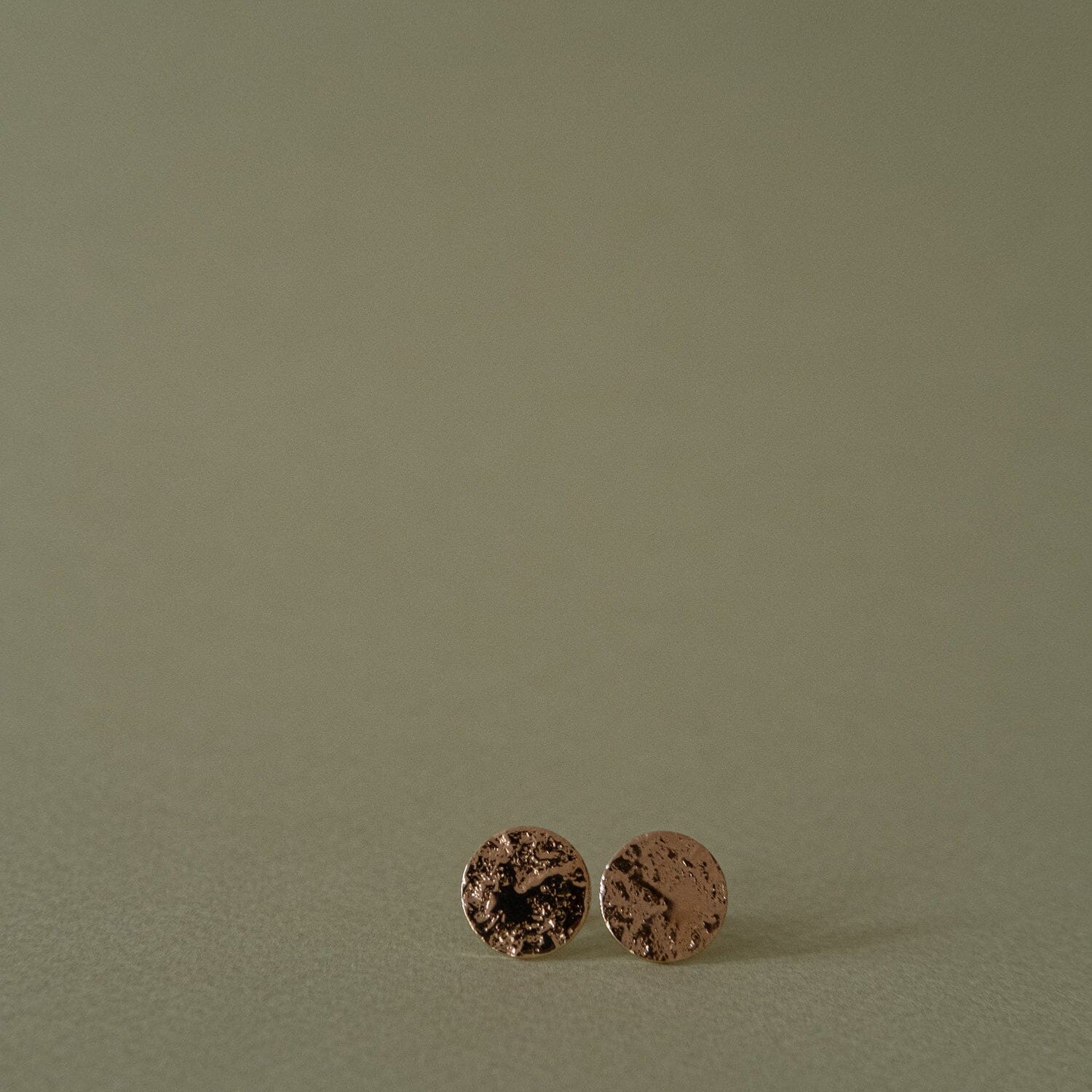 Boucles d'Oreilles Puces Hestia Or Ronds Martelés Boucles d'Oreilles Monsieur Simone