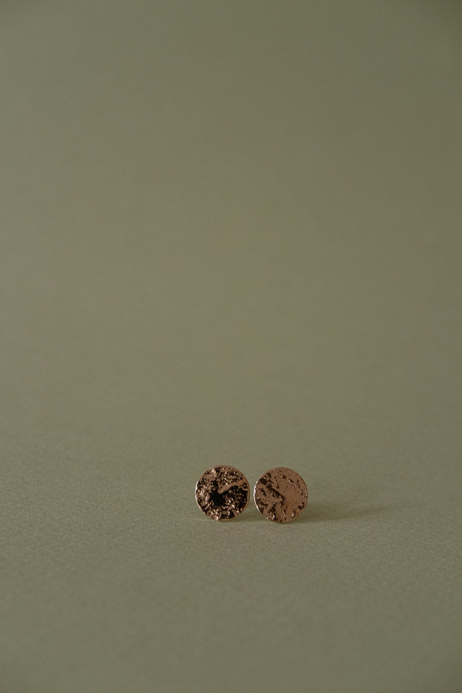 Boucles d'Oreilles Puces Hestia Or Ronds Martelés Boucles d'Oreilles Monsieur Simone
