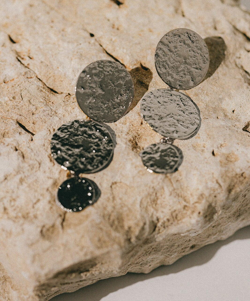 Boucles d'Oreilles Puces Pendantes Hestia Argent Ronds Martelés Boucles d'Oreilles Monsieur Simone