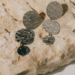 Boucles d'Oreilles Puces Pendantes Hestia Argent Ronds Martelés Boucles d'Oreilles Monsieur Simone