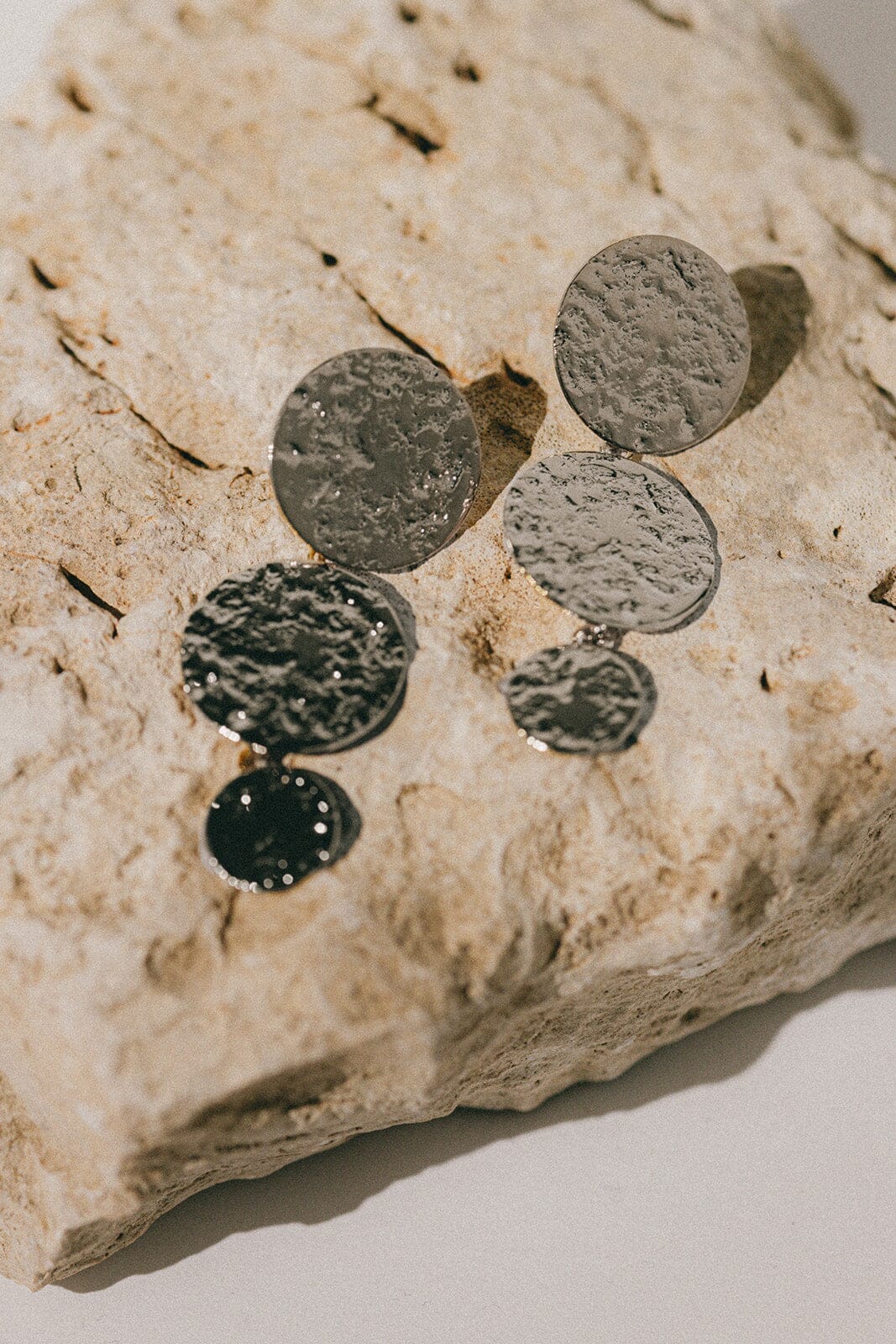 Boucles d'Oreilles Puces Pendantes Hestia Argent Ronds Martelés Boucles d'Oreilles Monsieur Simone