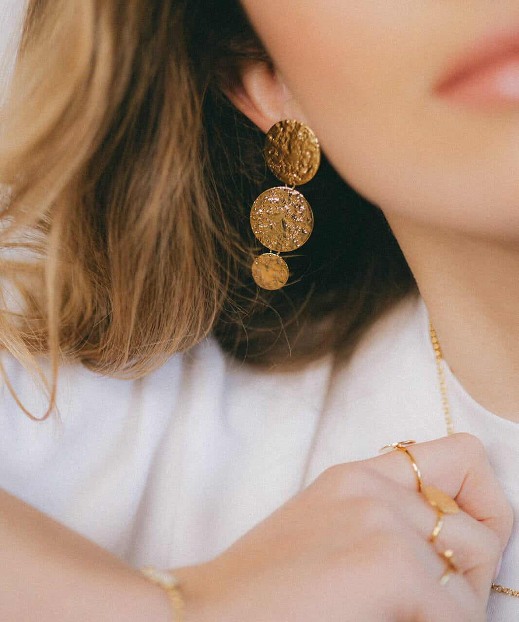 Boucles d'Oreilles Puces Pendantes Hestia Or Ronds Martelés Boucles d'Oreilles Monsieur Simone