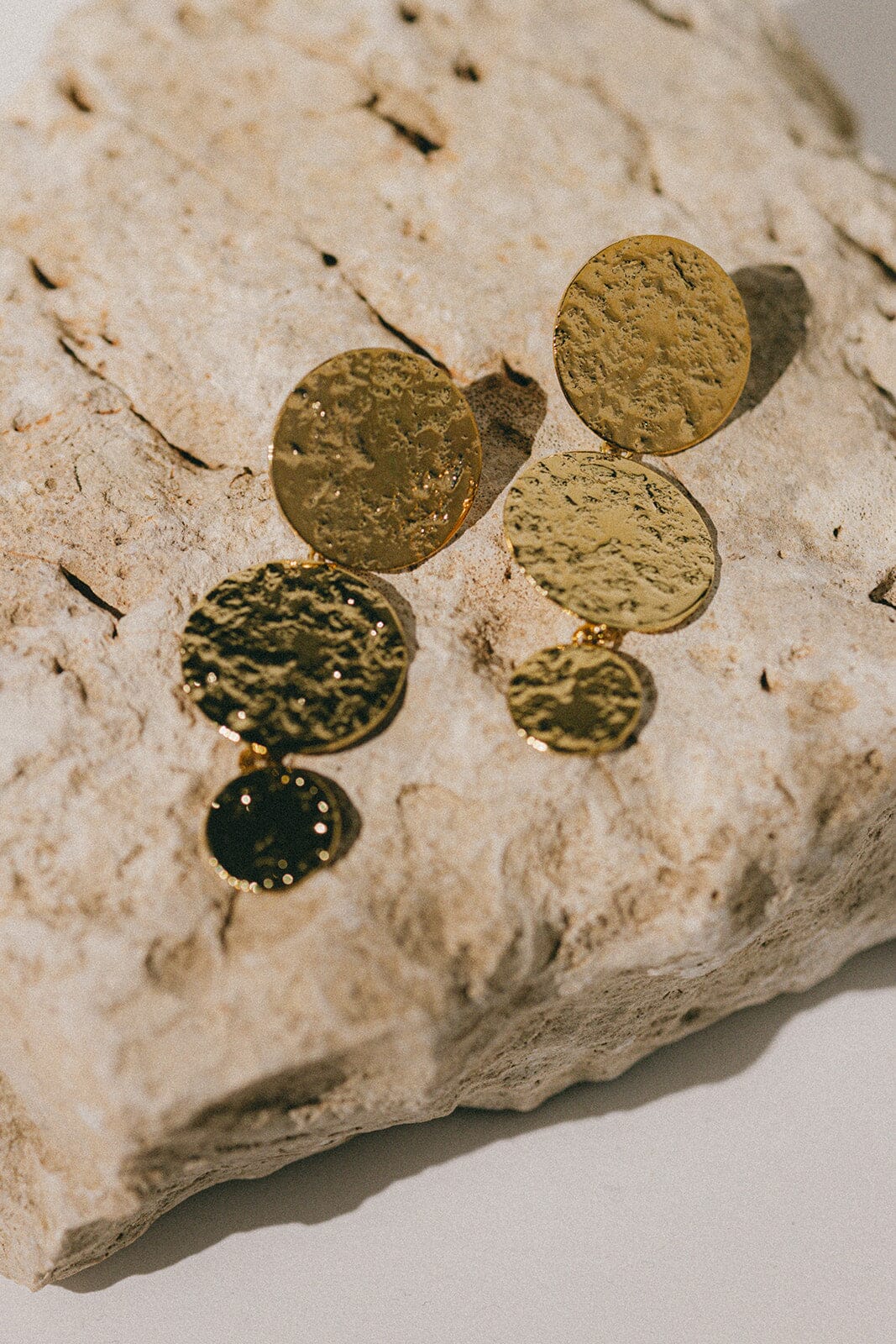 Boucles d'Oreilles Puces Pendantes Hestia Or Ronds Martelés Boucles d'Oreilles Monsieur Simone