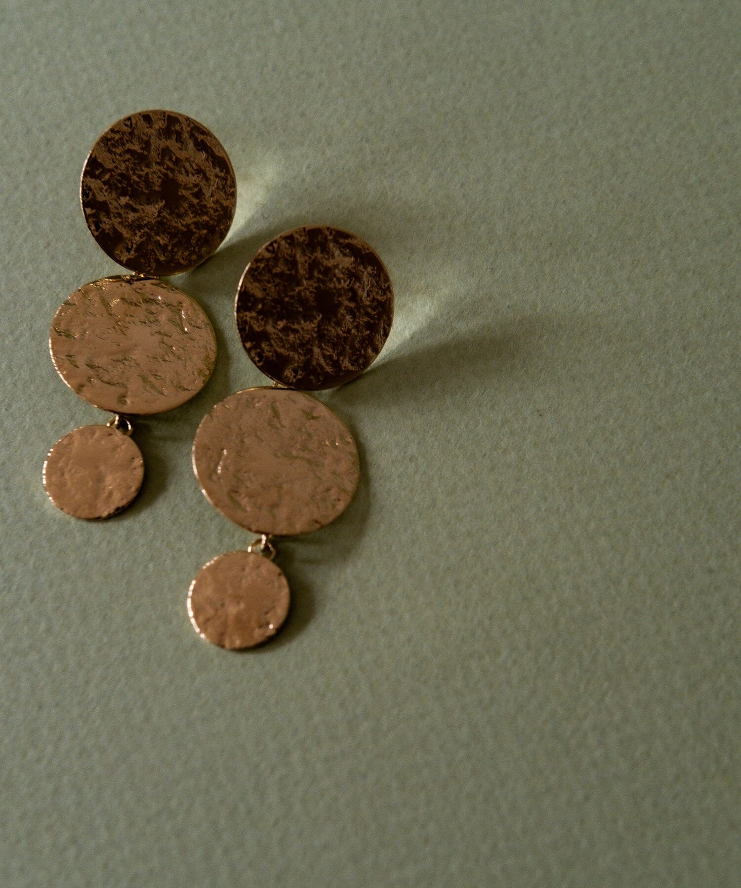 Boucles d'Oreilles Puces Pendantes Hestia Or Ronds Martelés Boucles d'Oreilles Monsieur Simone