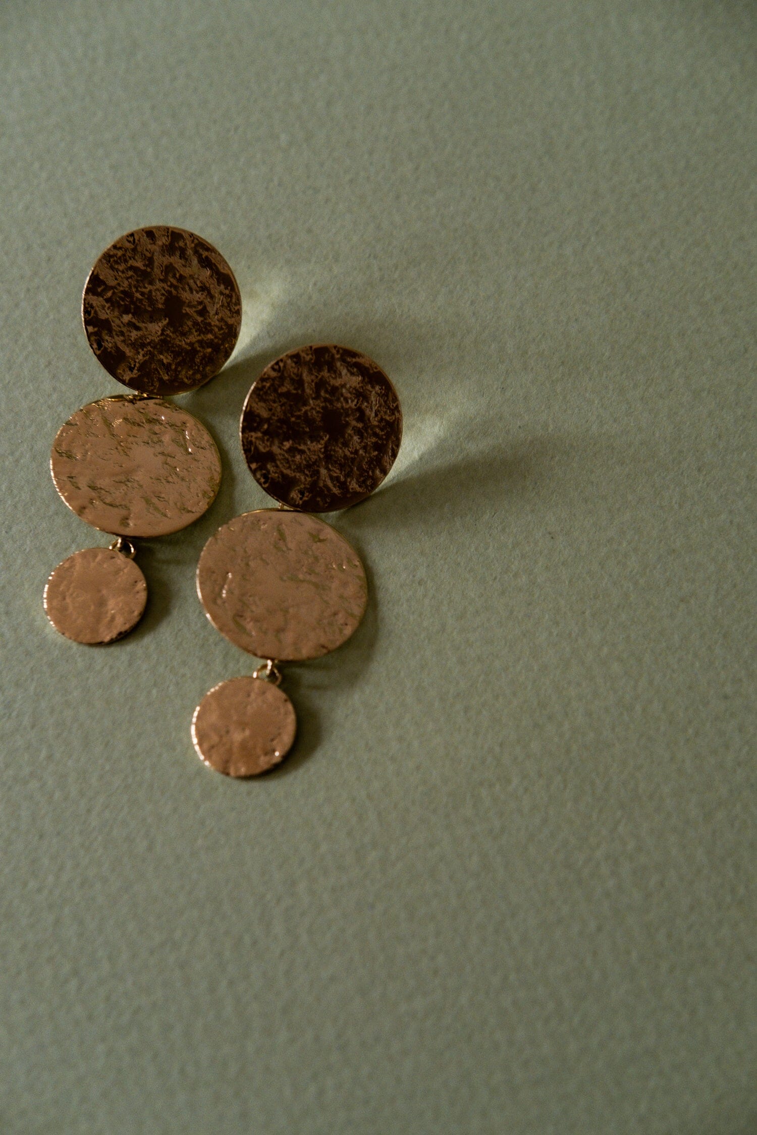 Boucles d'Oreilles Puces Pendantes Hestia Or Ronds Martelés Boucles d'Oreilles Monsieur Simone
