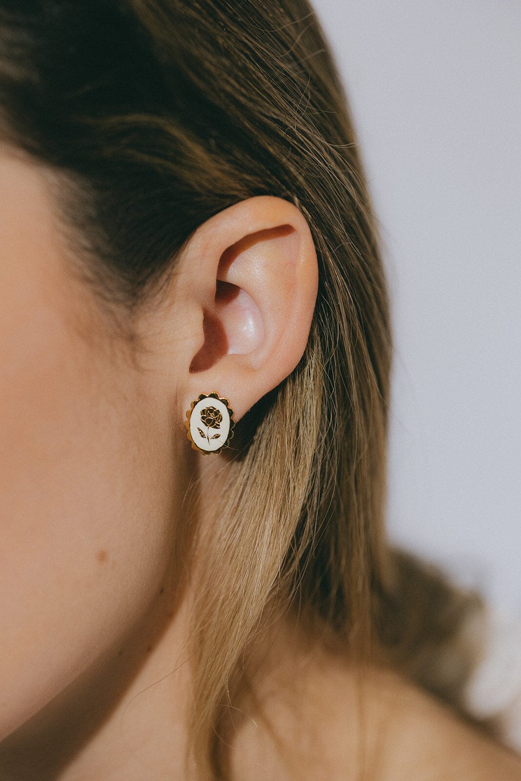 Boucles d'Oreilles Puces Thémis Fleurs Or Ivoire Boucles d'Oreilles Monsieur Simone