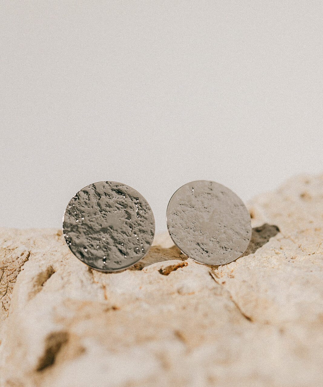 Maxi Boucles d'Oreilles Puces Hestia Argent Ronds Martelés Boucles d'Oreilles Monsieur Simone