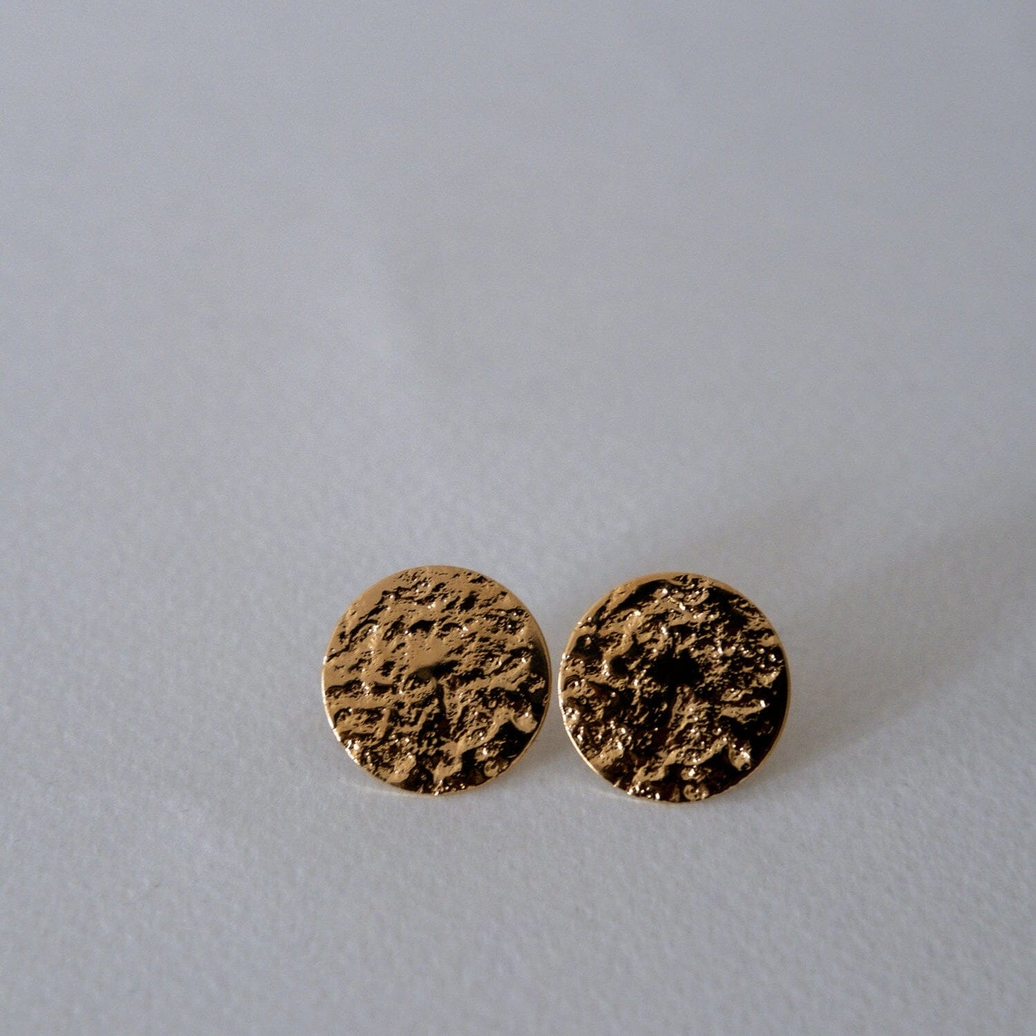 Maxi Boucles d'Oreilles Puces Hestia Or Ronds Martelés Boucles d'Oreilles Monsieur Simone