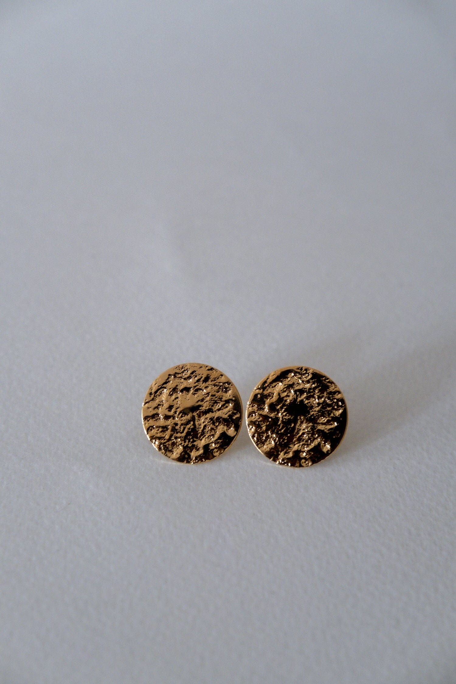 Maxi Boucles d'Oreilles Puces Hestia Or Ronds Martelés Boucles d'Oreilles Monsieur Simone