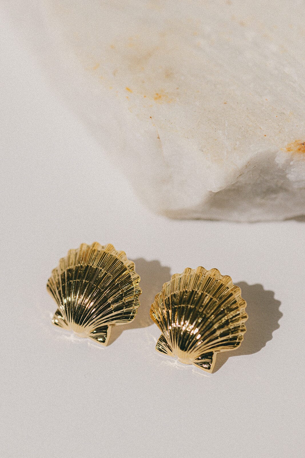 Maxi Boucles d'Oreilles Puces Nérée Or Coquillages Boucles d'Oreilles Monsieur Simone