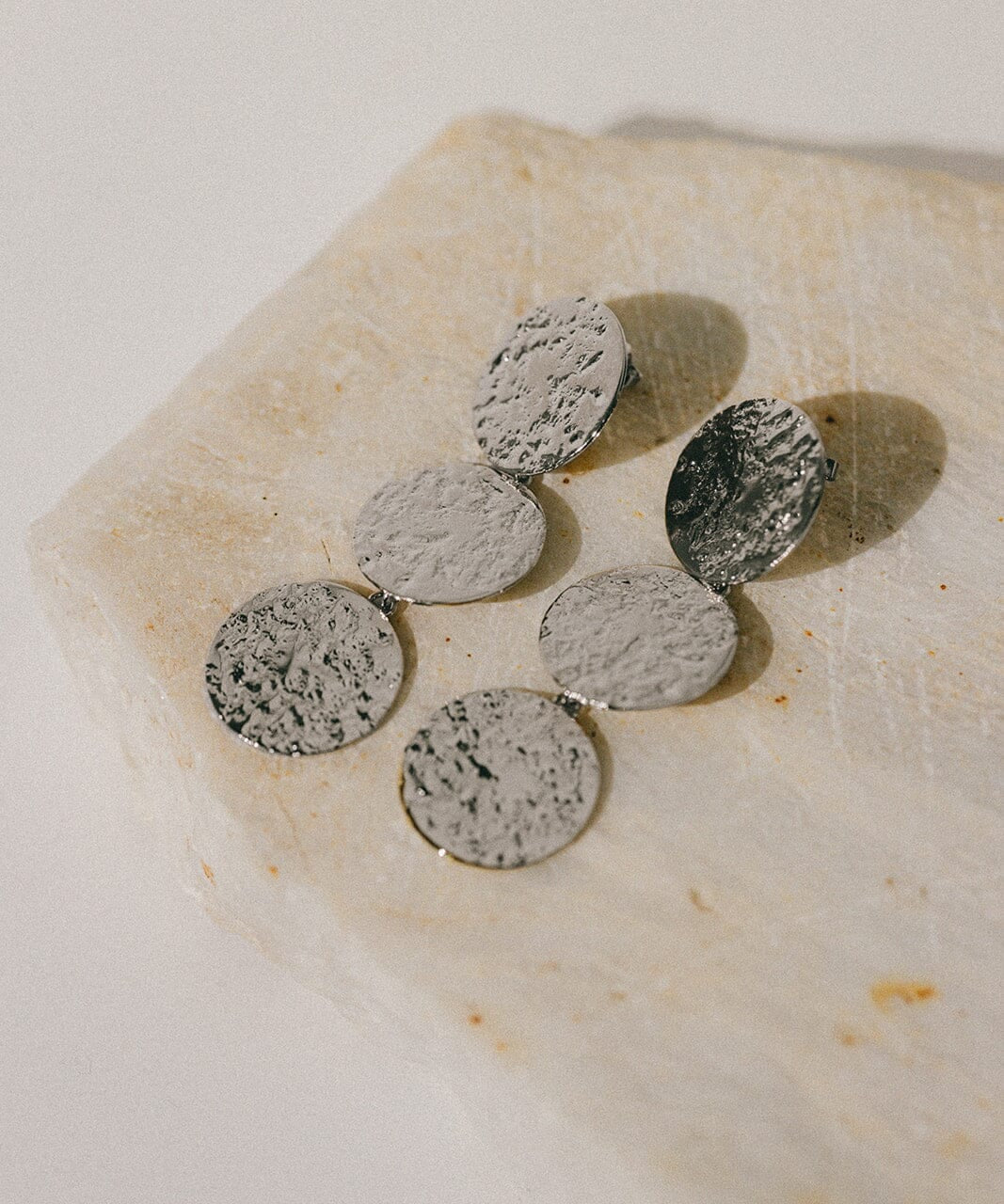 Maxi Boucles d'Oreilles Puces Pendantes Hestia Argent Ronds Martelés Boucles d'Oreilles Monsieur Simone