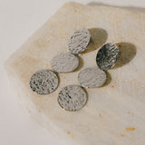 Maxi Boucles d'Oreilles Puces Pendantes Hestia Argent Ronds Martelés Boucles d'Oreilles Monsieur Simone