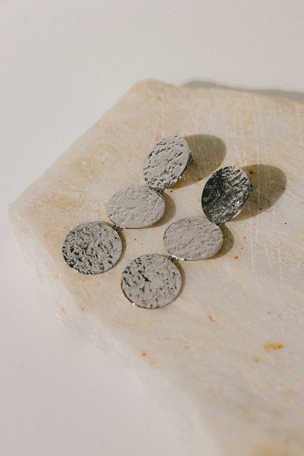 Maxi Boucles d'Oreilles Puces Pendantes Hestia Argent Ronds Martelés Boucles d'Oreilles Monsieur Simone