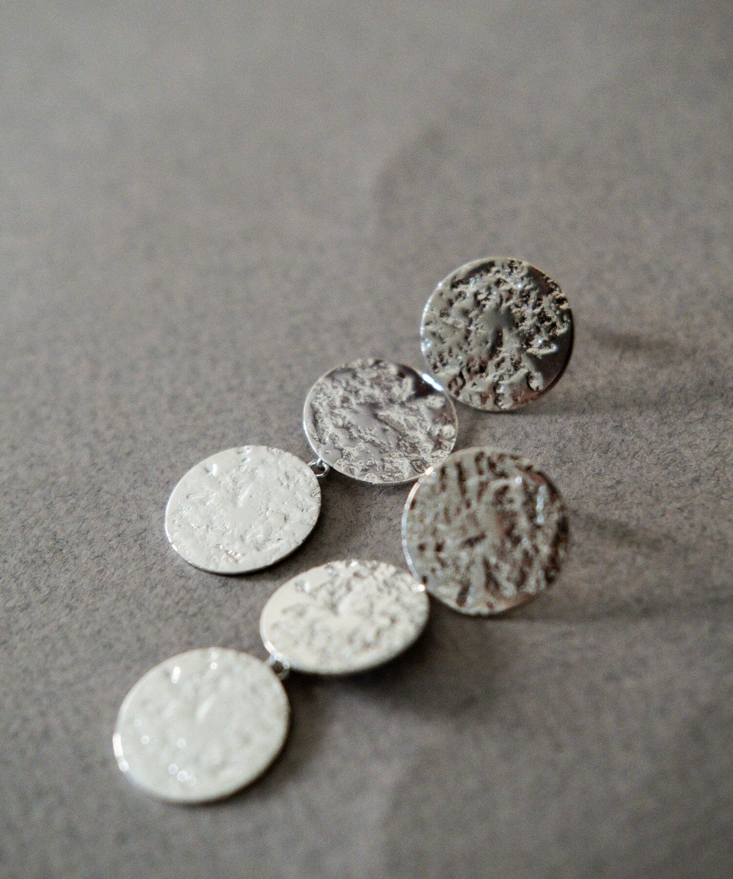 Maxi Boucles d'Oreilles Puces Pendantes Hestia Argent Ronds Martelés Boucles d'Oreilles Monsieur Simone