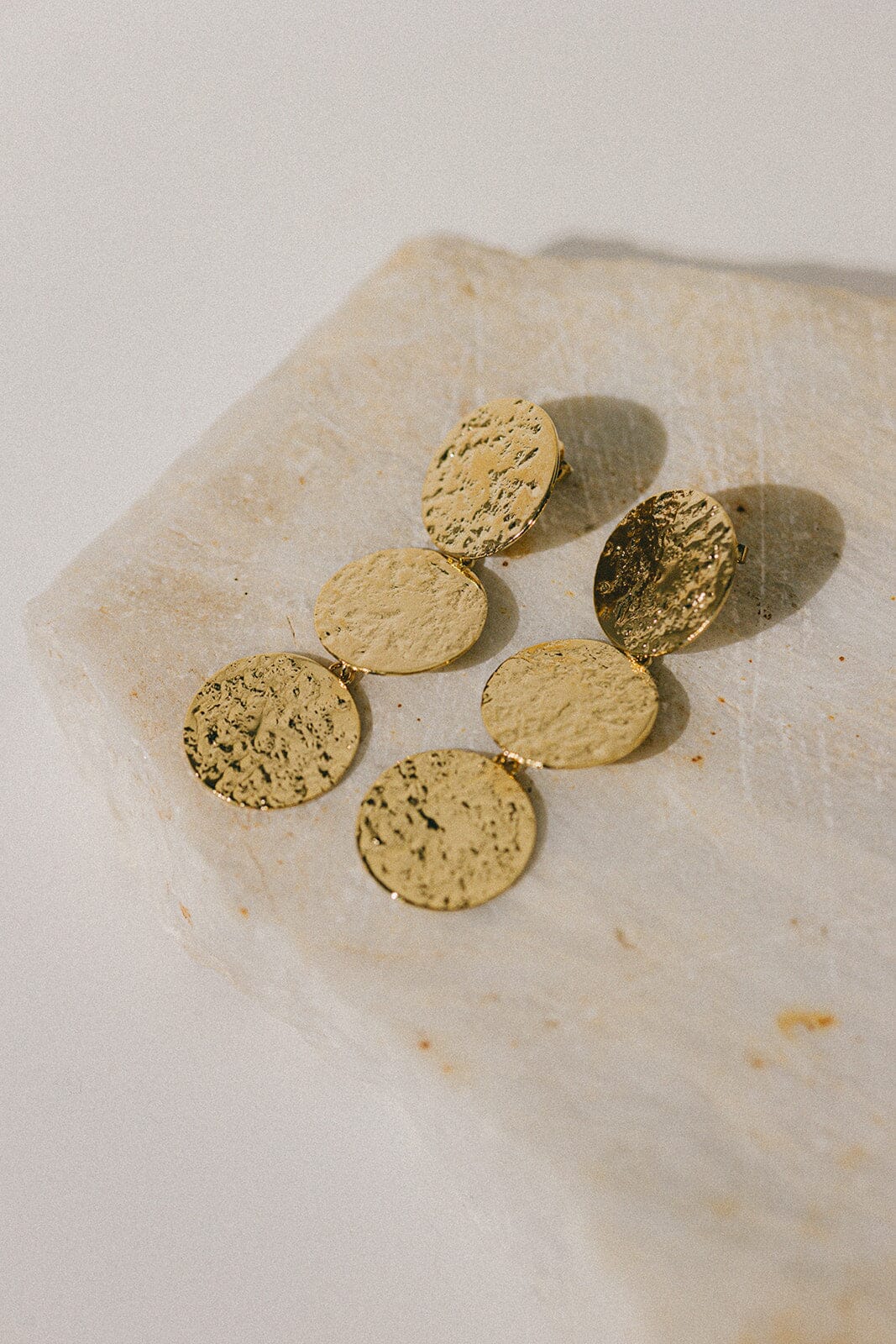 Maxi Boucles d'Oreilles Puces Pendantes Hestia Or Ronds Martelés Boucles d'Oreilles Monsieur Simone