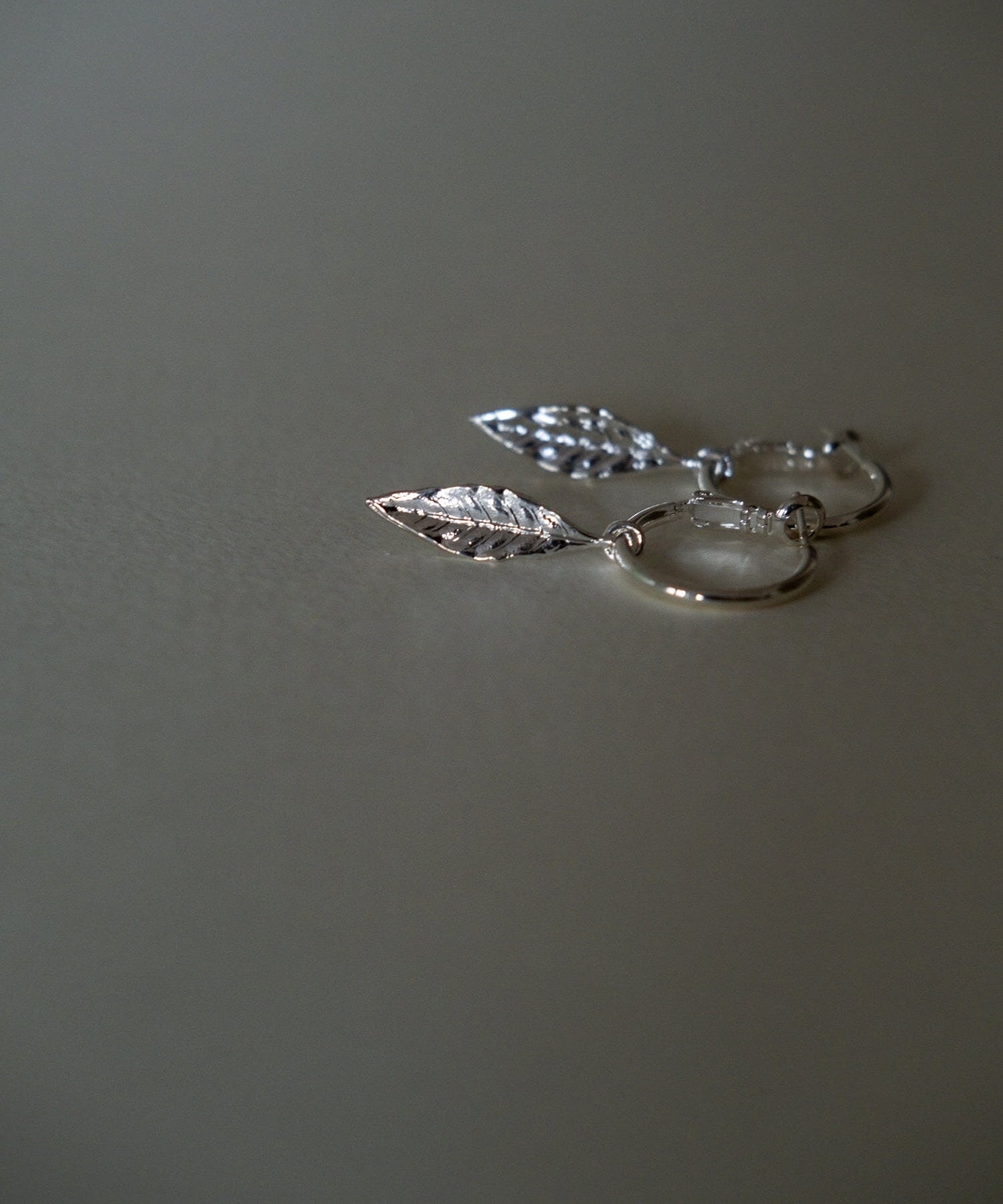 Mini Créoles Thalie Argent Feuilles Boucles d'Oreilles Monsieur Simone