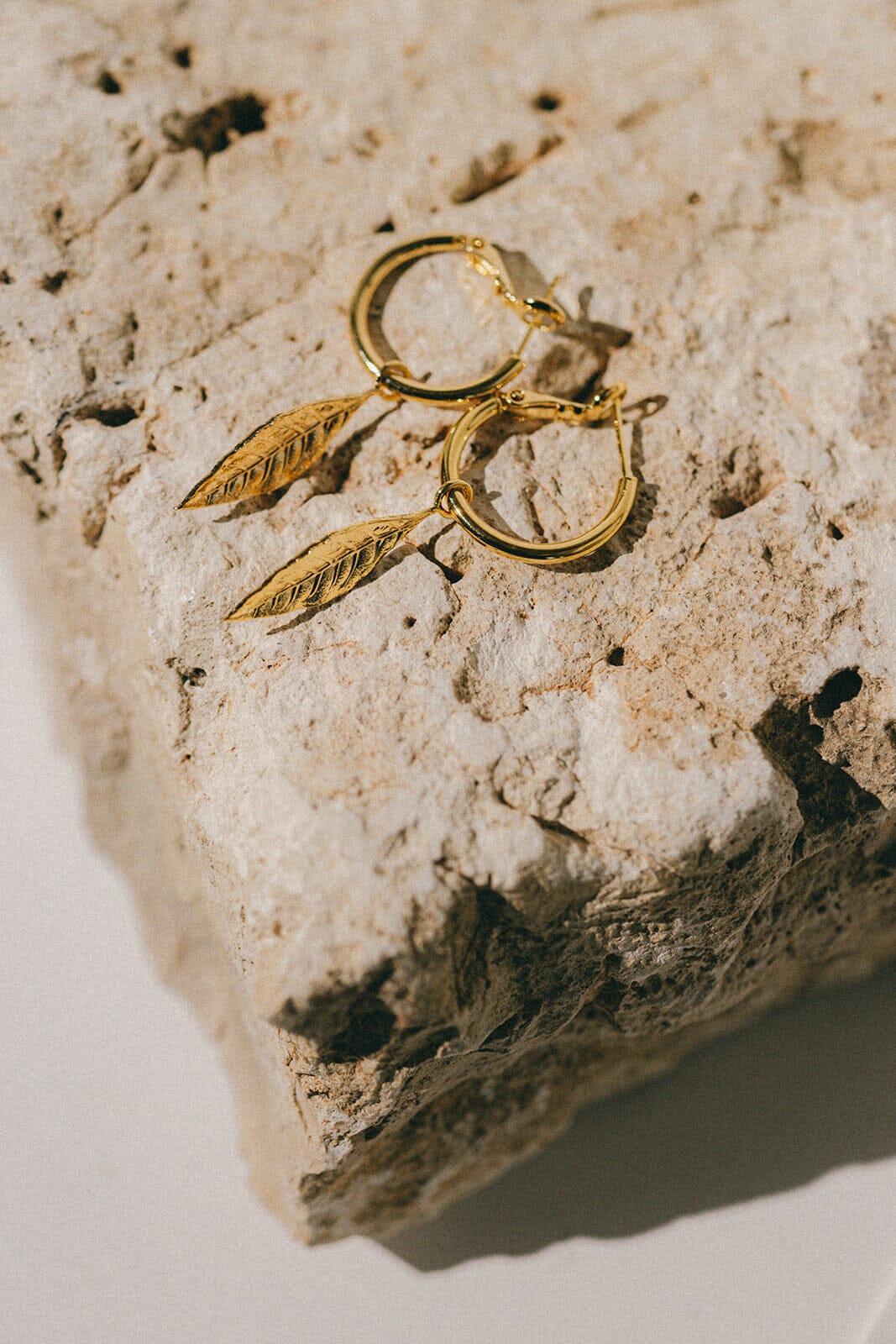 Mini Créoles Thalie Or Feuilles Boucles d'Oreilles Monsieur Simone