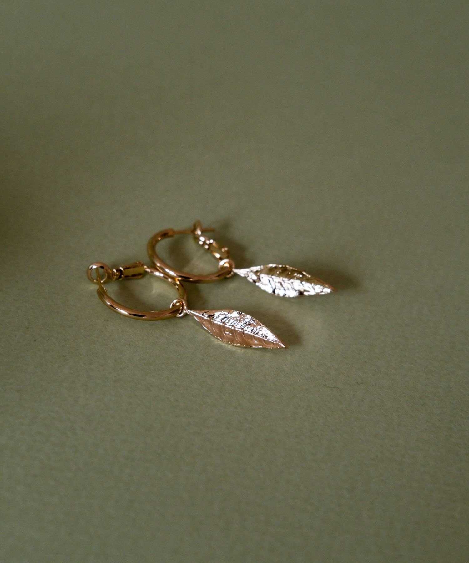 Mini Créoles Thalie Or Feuilles Boucles d'Oreilles Monsieur Simone