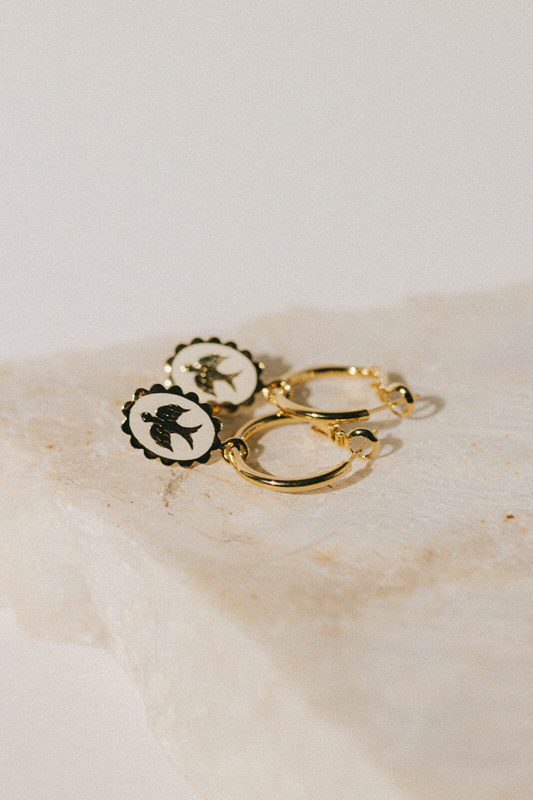 Mini Créoles Thémis Colombes Or Ivoire Boucles d'Oreilles Monsieur Simone