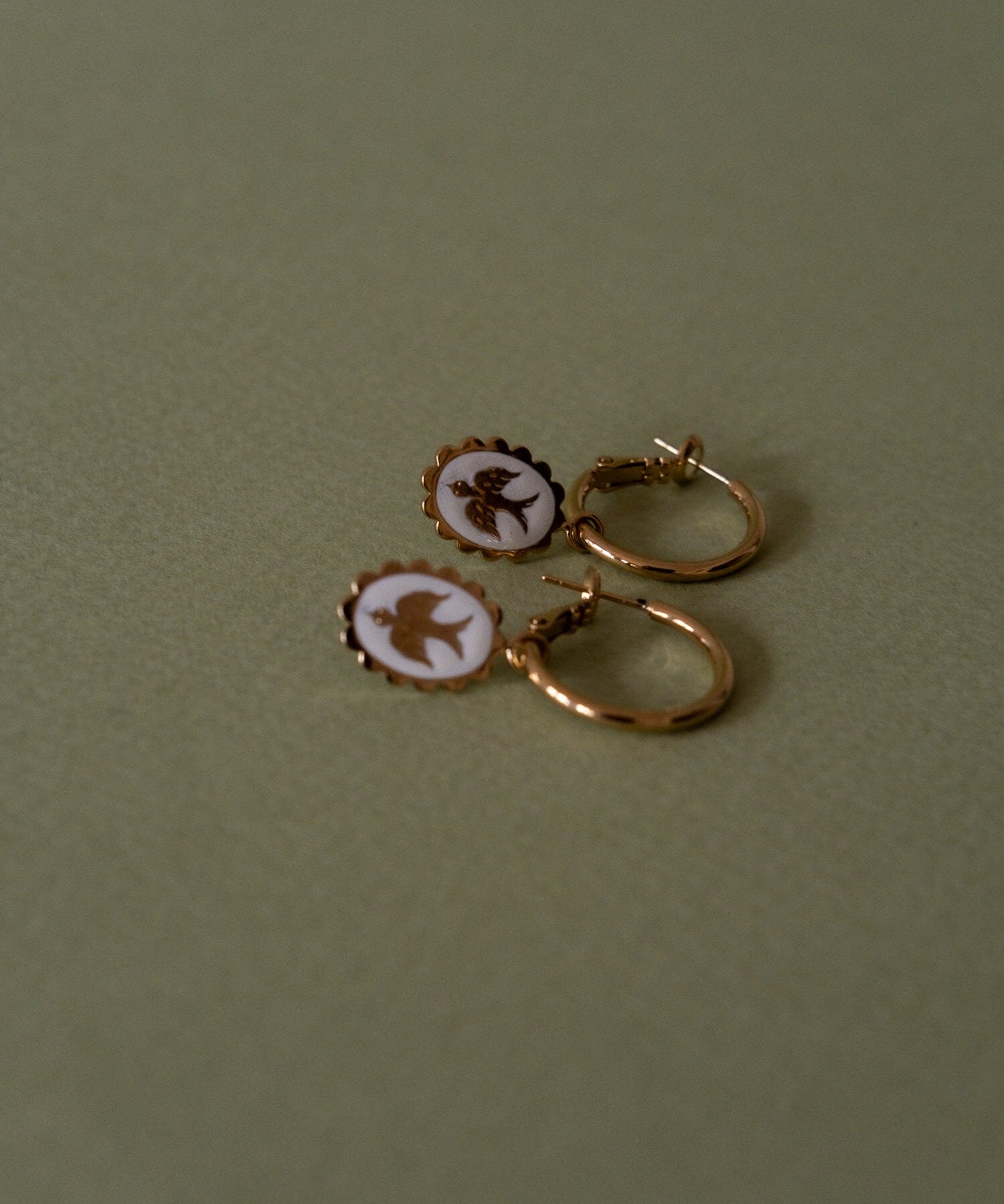 Mini Créoles Thémis Colombes Or Ivoire Boucles d'Oreilles Monsieur Simone
