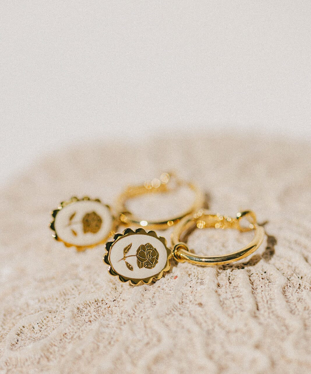 Mini Créoles Thémis Fleurs Or Ivoire Boucles d'Oreilles Monsieur Simone