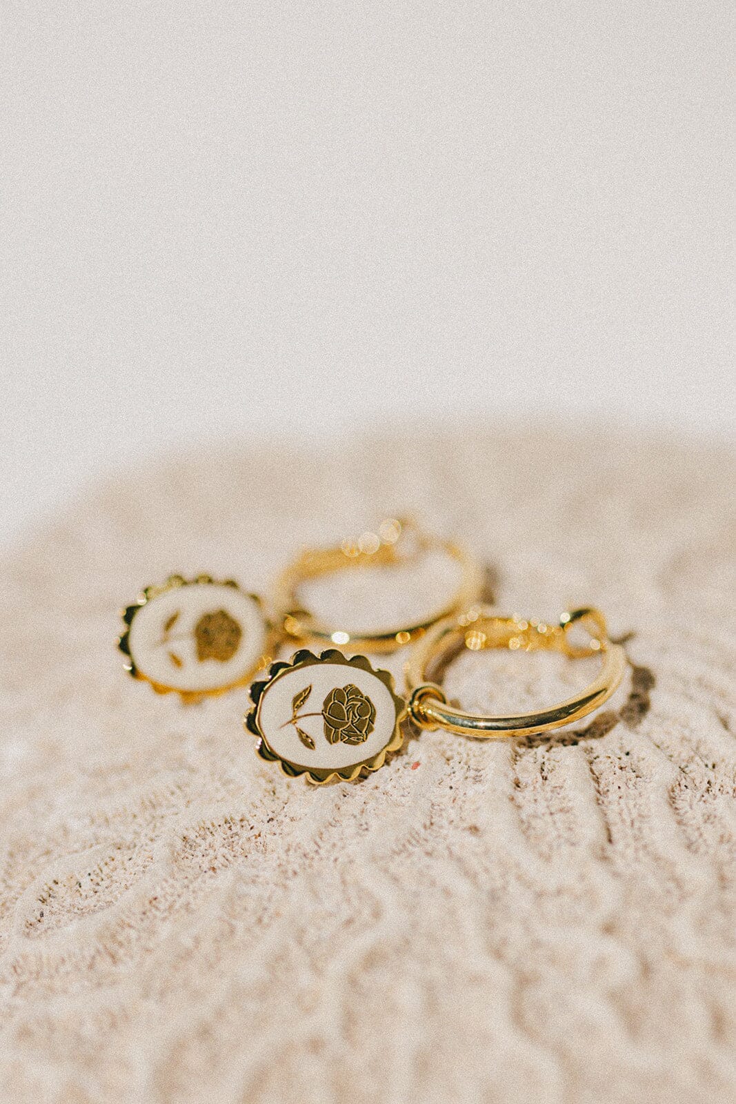 Mini Créoles Thémis Fleurs Or Ivoire Boucles d'Oreilles Monsieur Simone