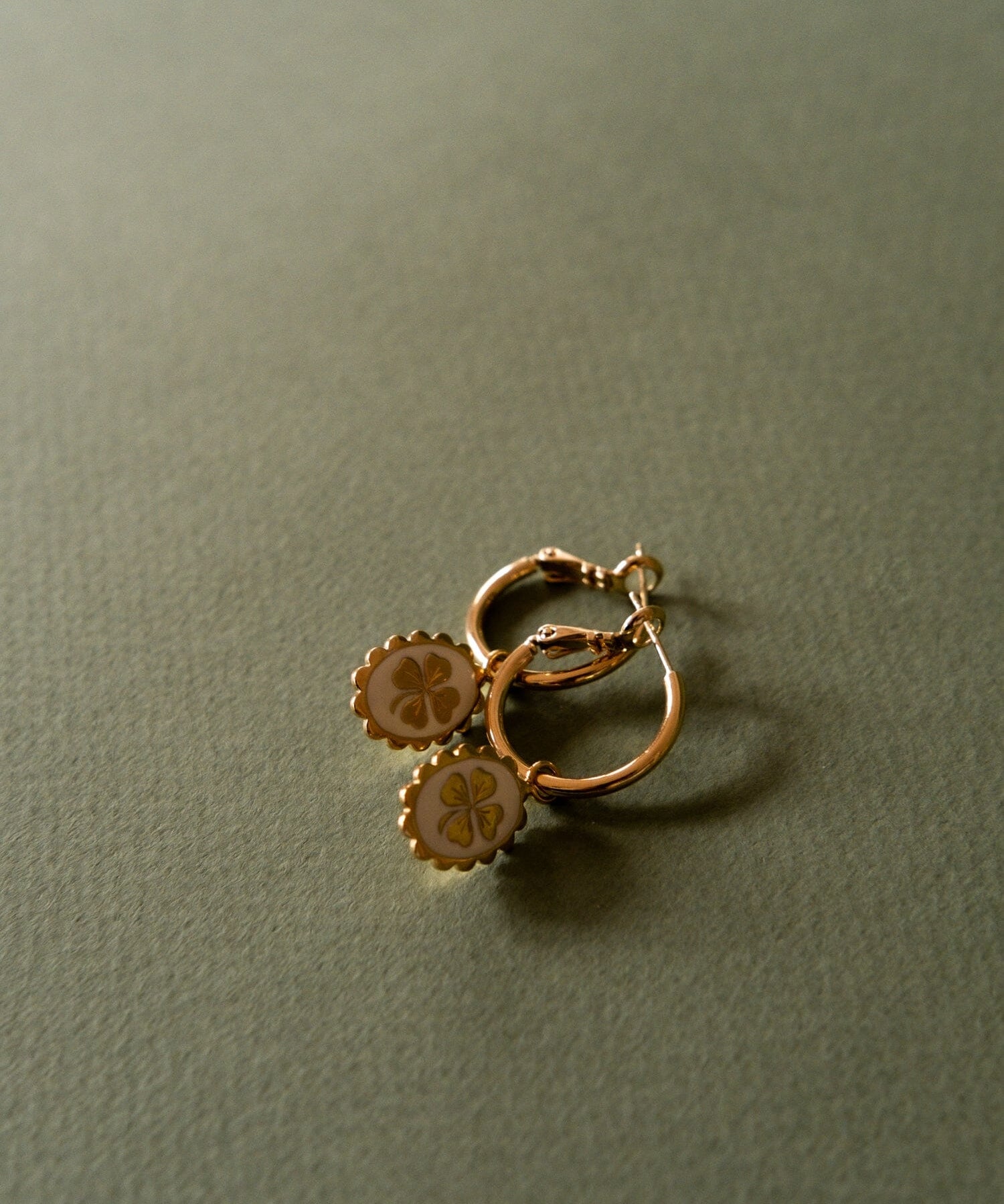 Mini Créoles Thémis Trèfles Or Ivoire Boucles d'Oreilles Monsieur Simone