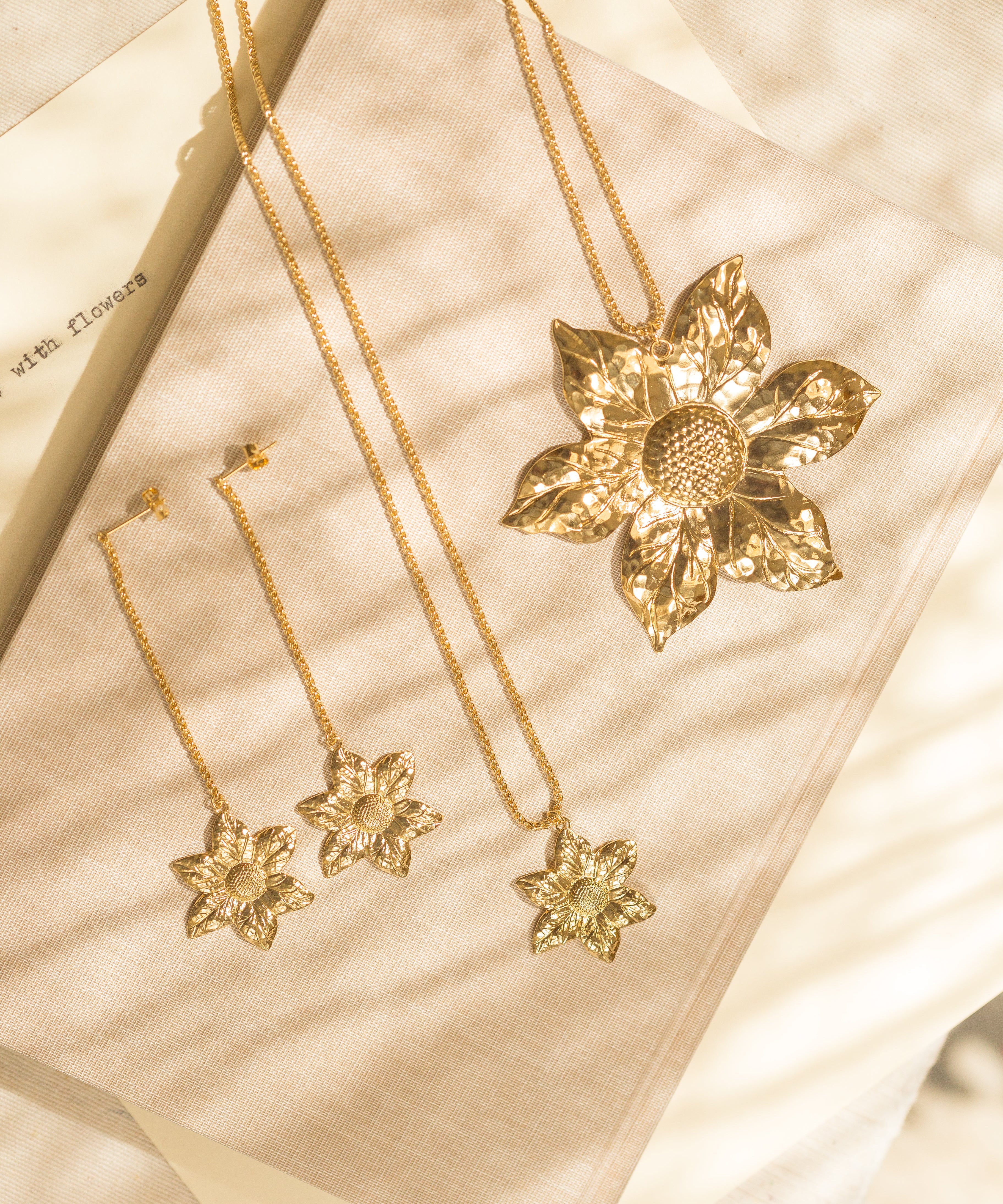 Boucles d'Oreilles Pendantes Hespéris Or Fleurs Boucles d'Oreilles Monsieur Simone