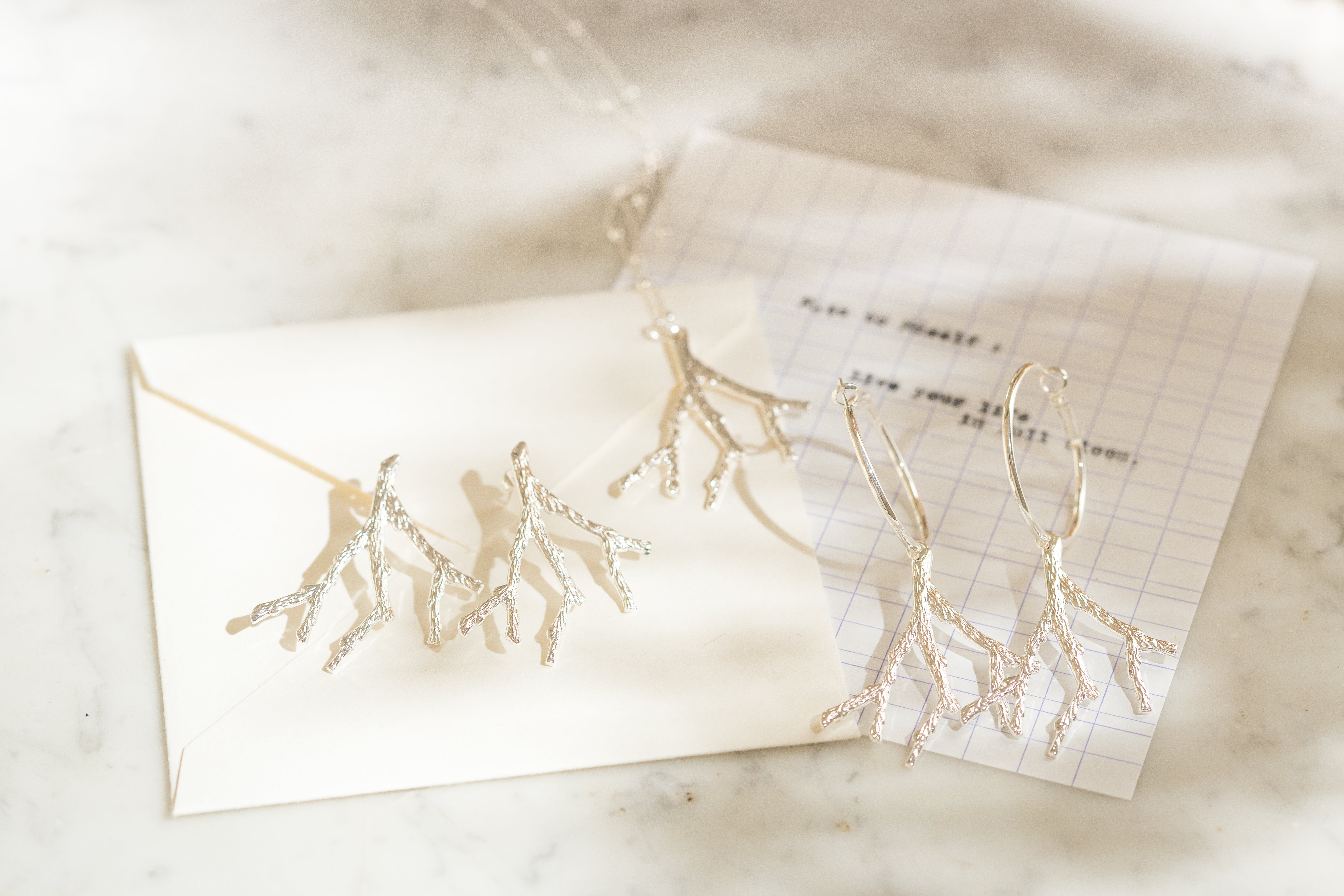 Petites Créoles Pallas Argent Corail Boucles d'Oreilles Monsieur Simone